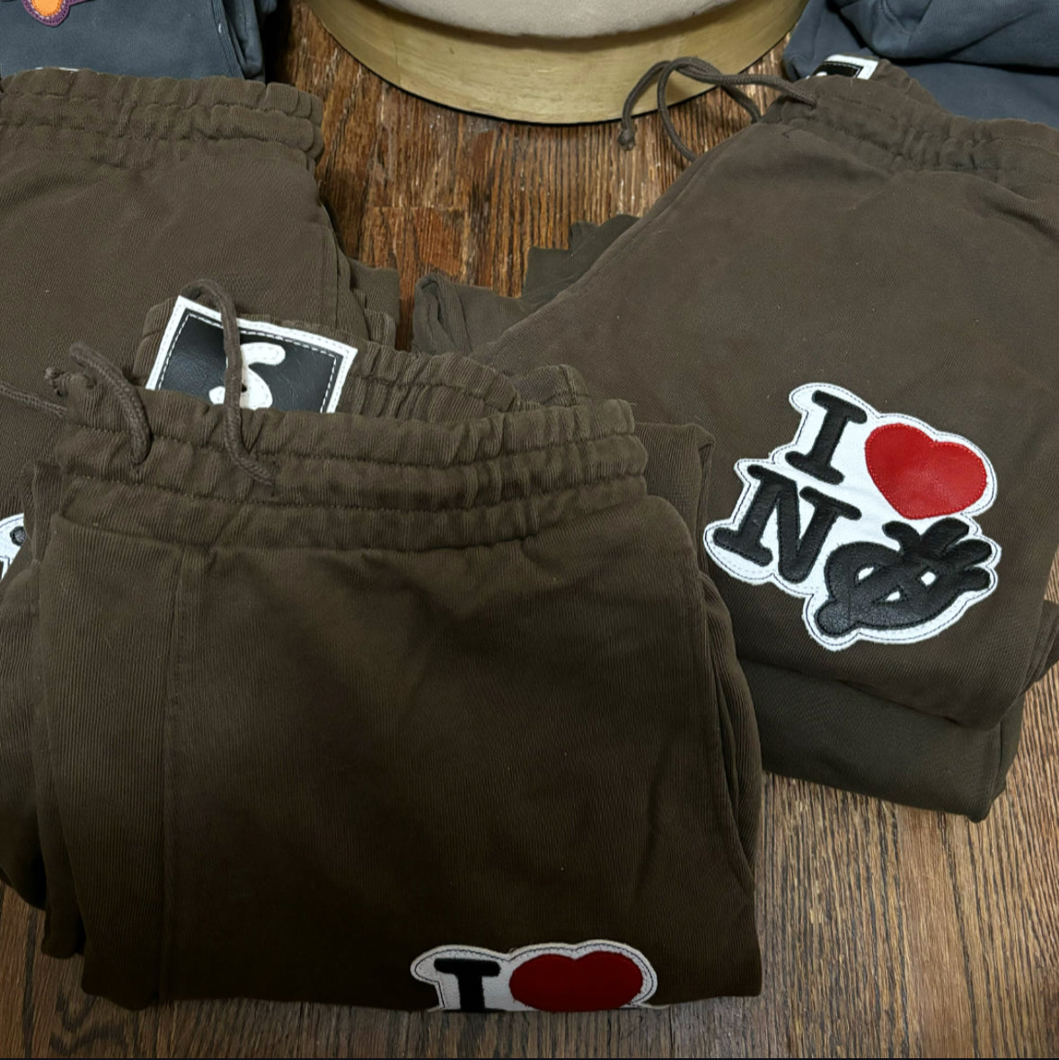 i <3 NY — brown sweatpants