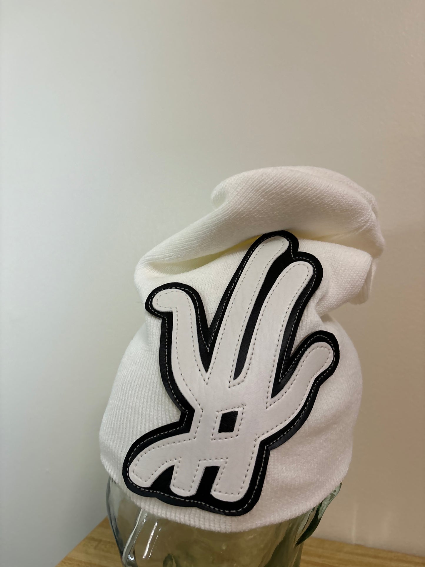 classic white/ black slouchY beanie